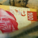 Peso mexicano retrocede atento a Donald Trump