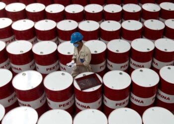 El petróleo cae más de 1% por previsiones de demanda de energía en EU