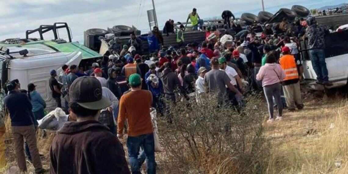 Pobladores hacen rapiña de cerveza tras volcadura de tráiler en carretera Zacatecas-Durango