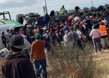 Pobladores hacen rapiña de cerveza tras volcadura de tráiler en carretera Zacatecas-Durango