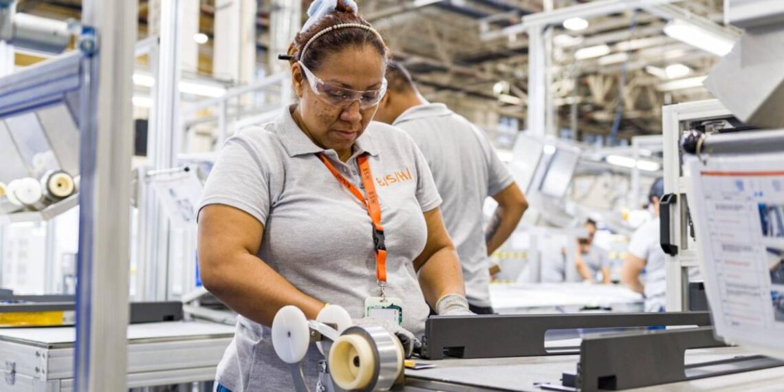 Manufactura apuntaló la discreta mejora de industria mexicana en noviembre