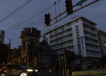 Vuelve parcialmente el servicio eléctrico a Puerto Rico, tras apagón en Nochevieja