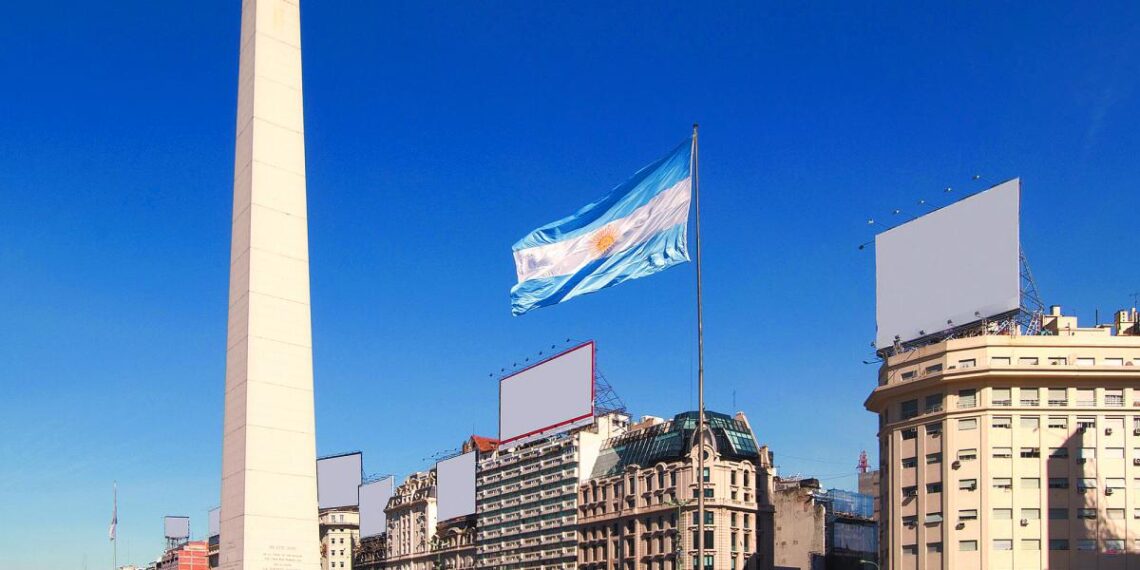 Riesgo país argentino toca mínimo desde agosto de 2018