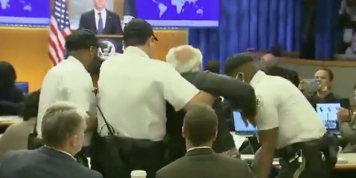 Embajada de Rusia en México exhibe a EU por expulsar a periodista de conferencia