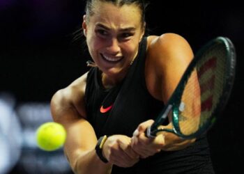 Sabalenka recibe 2025 con nuevo trofeo en Australia