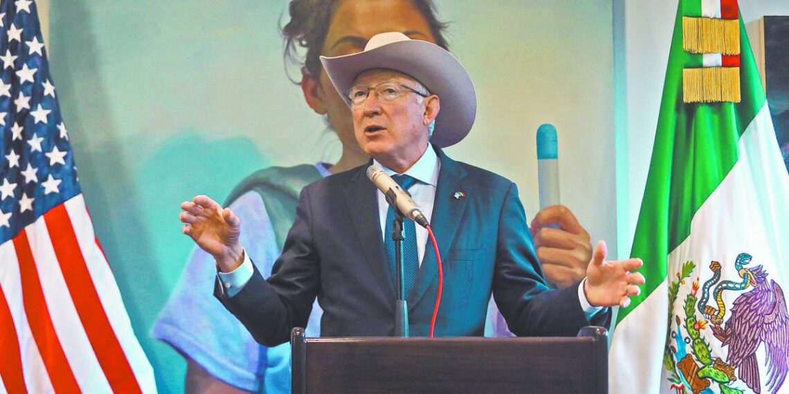 Se va Salazar del país sin entregar informe del Mayo