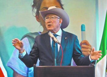 Se va Salazar del país sin entregar informe del Mayo