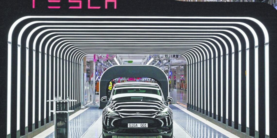 Acciones de Tesla hacen cortocircuito tras decepcionante informe de entregas de vehículos