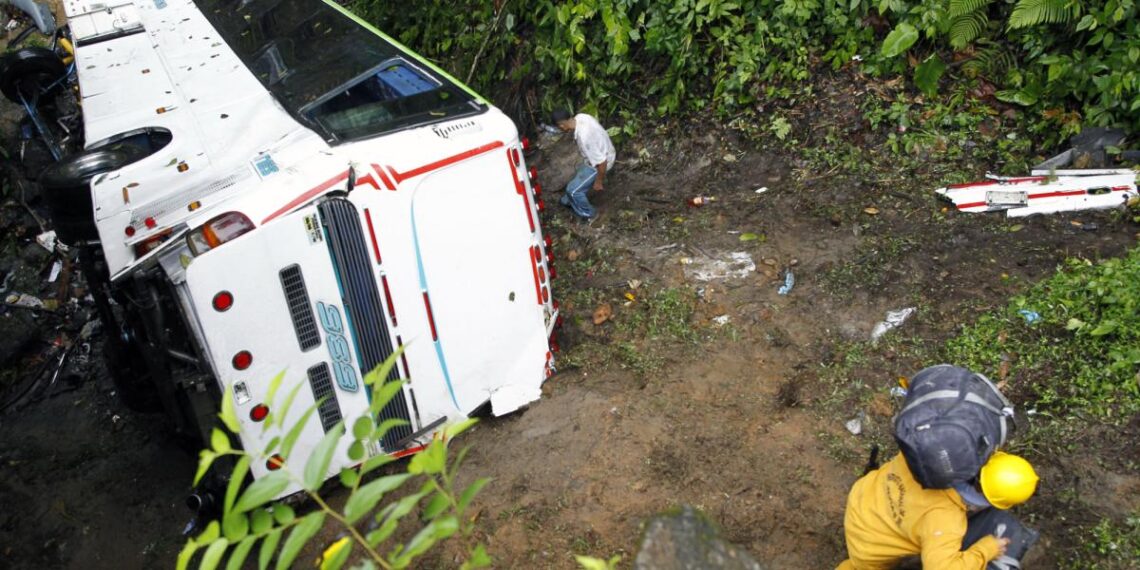 Accidente de autobús deja 13 muertos en el sur de Colombia