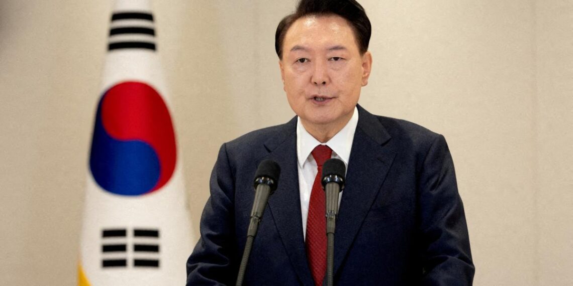 Tribunal surcoreano prorroga la detención de destituido presidente Yoon