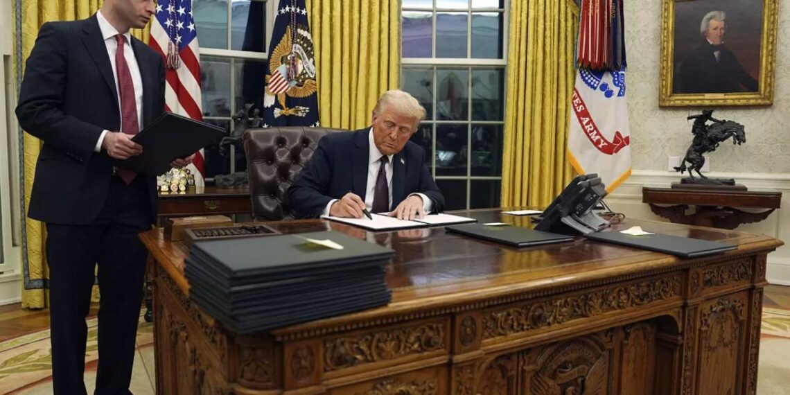 Gobierno de Trump advierte a migrantes "criminales" que "ya no podrán esconderse"