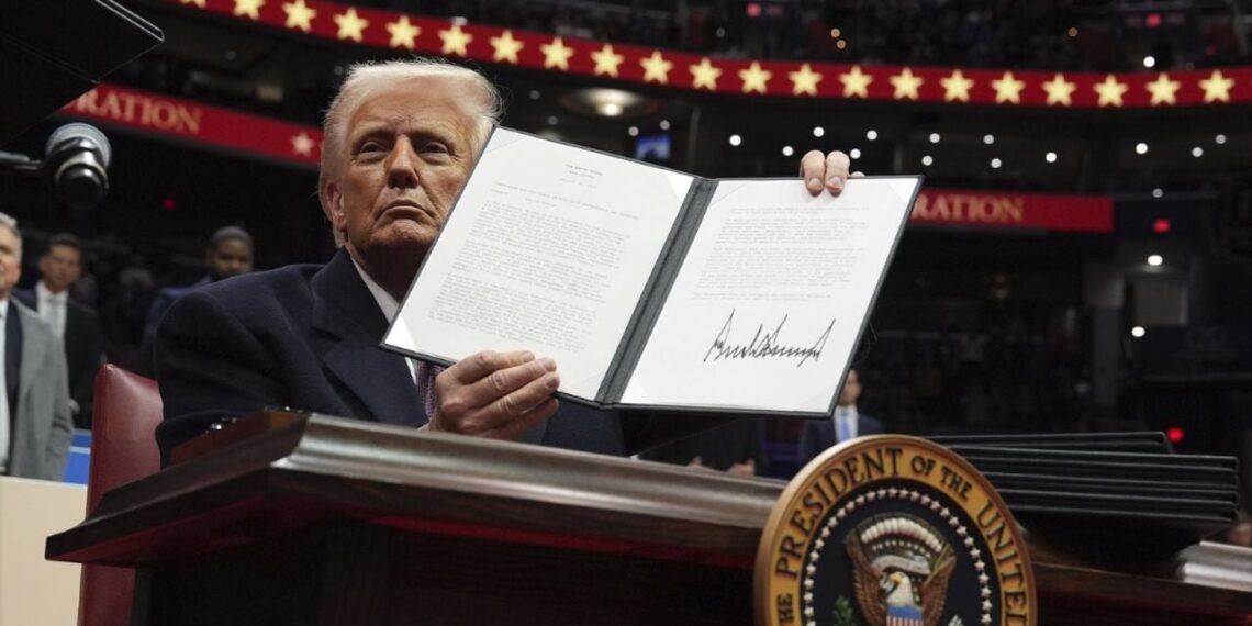 Trump firma primeras órdenes ejecutivas y revoca todas las instrumentadas por Biden