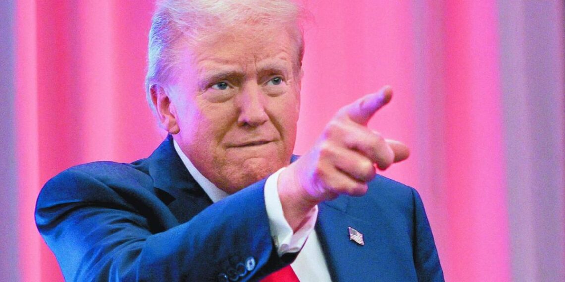 Trump tacha de mentira la información sobre cambios a su plan de aranceles sólo a áreas críticas