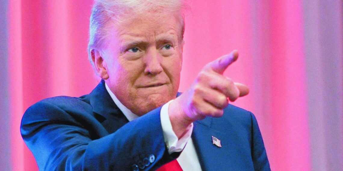 Trump tacha de mentira la información sobre cambios a su plan de aranceles sólo a áreas críticas