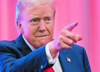 Trump tacha de mentira la información sobre cambios a su plan de aranceles sólo a áreas críticas