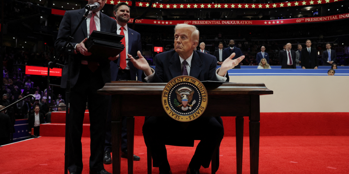 Trump firma la salida de EU al acuerdo de París y sus primeras órdenes ejecutivas