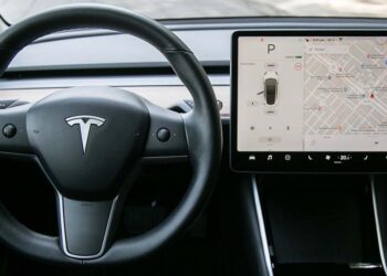 EU investiga unos 2.6 millones de autos Tesla por función "Actually Smart Summon"