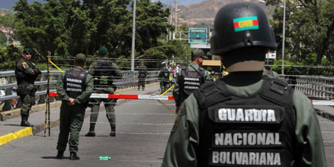 Venezuela cierra la frontera con Colombia hasta el lunes ante una posible "conspiración" contra Maduro