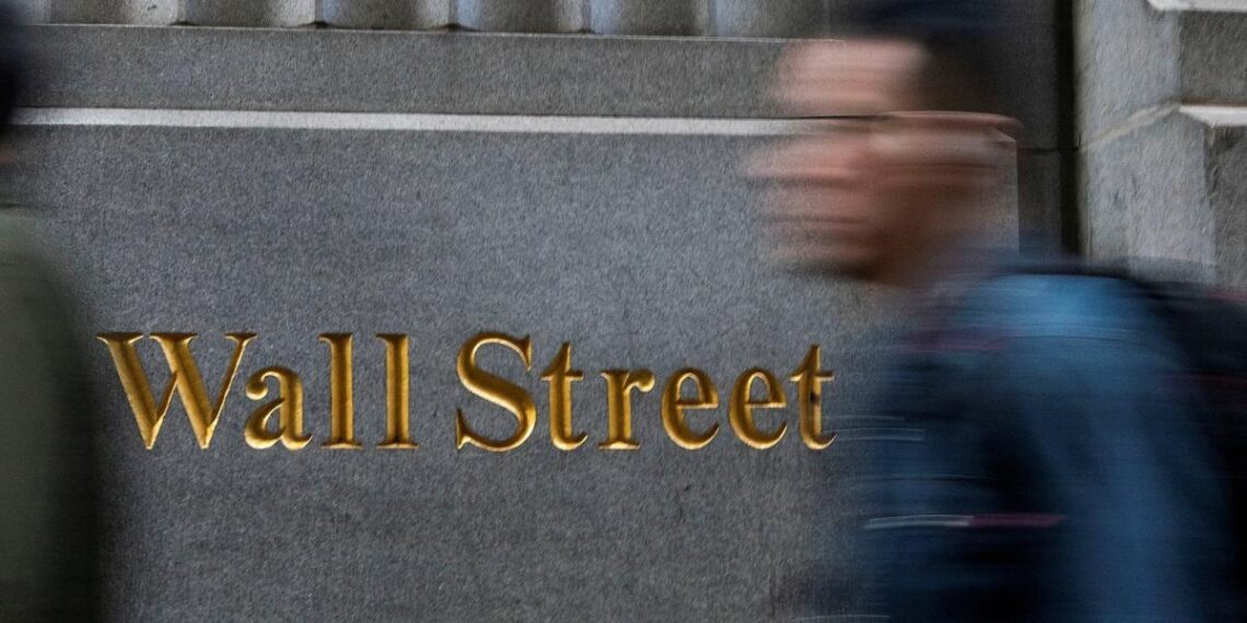 Wall Street cae con fuerza ante expectativa de menos recortes de tasas