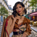 Becky G lleva la nueva bolsa D-Journey de Dior con pants y botas en París