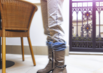 Cómo llevar pantalones y jeans dentro de botas altas como en los años 2000