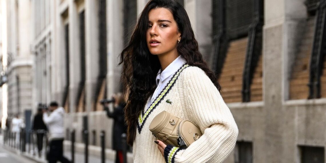 Cómo llevar un suéter elegante de cuello “V” o en pico para Primavera-Verano 2025