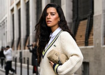 Cómo llevar un suéter elegante de cuello “V” o en pico para Primavera-Verano 2025