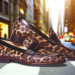 Cómo llevar mocasines de leopardo como Bella Hadid en Primavera-Verano 2025