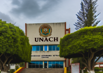 Hija del director de la UNACH lo acusa de haberla violado durante años