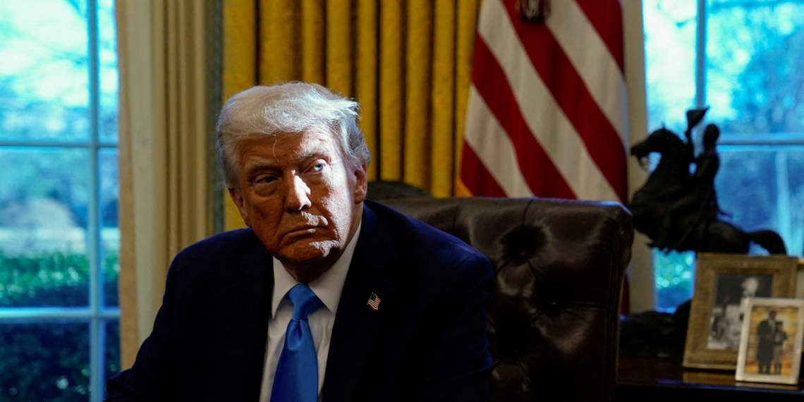 Enfriamiento económico y Trump impactan a la confianza del consumidor