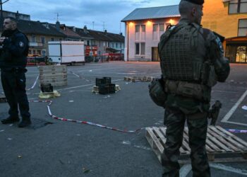 Macron reporta ataque terrorista en el este de Francia; confirma un muerto y tres policías heridos