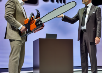 La Jornada - Regala Milei una motosierra a su “amigo” Musk en foro de utraderecha