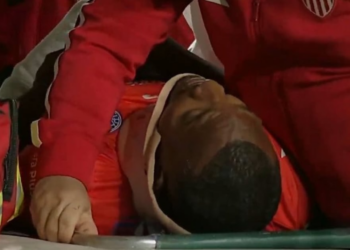 Samir Caetano salió en CAMILLA tras quedar NOQUEADO en el Necaxa 3-1 Mazatlán