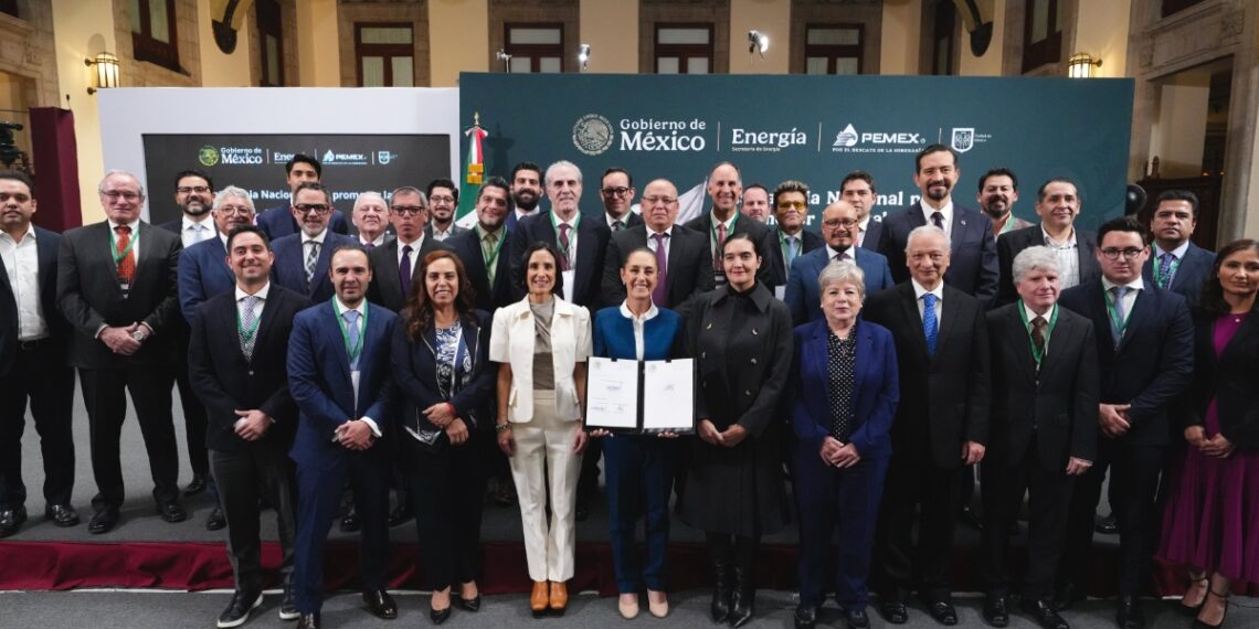 Sheinbaum y empresarios firman acuerdo para fijar precio máximo de gasolina Magna