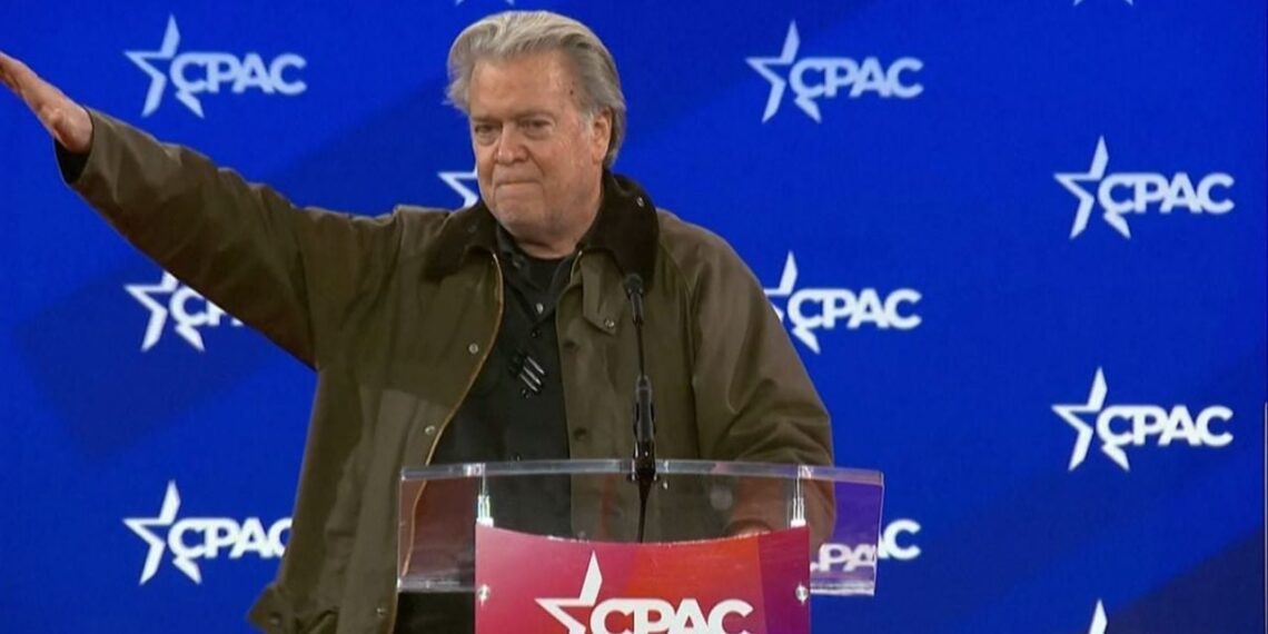 Steve Bannon, exasesor de Trump hace saludo nazi