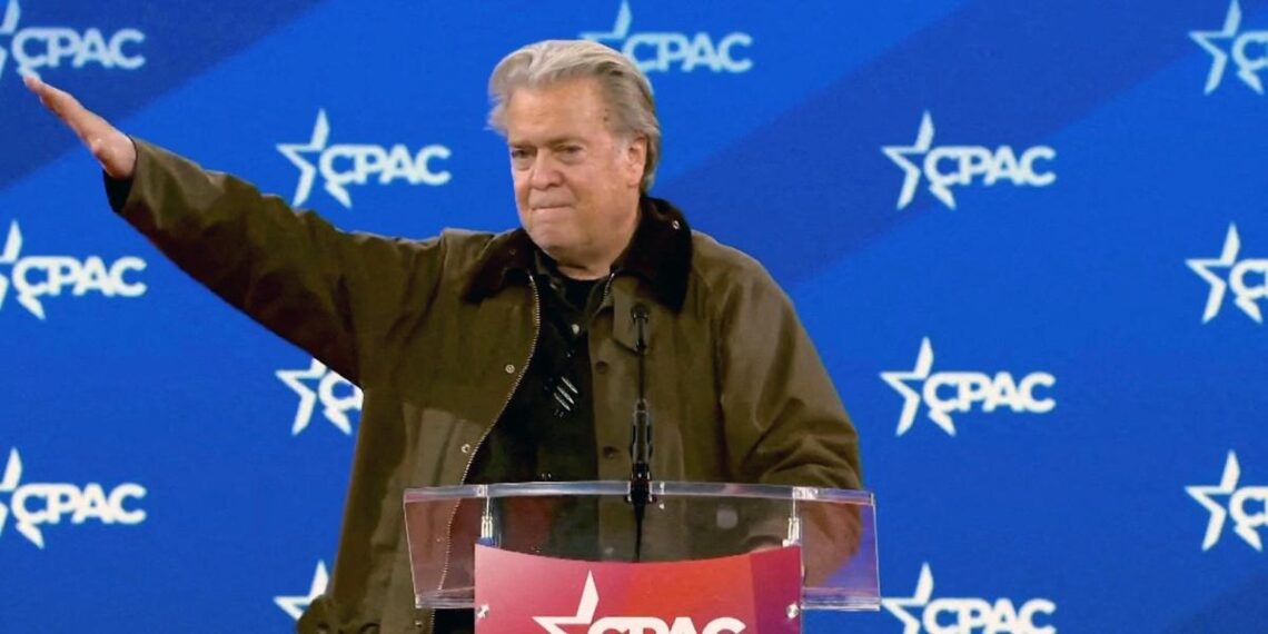 Steve Bannon reaviva polémica con saludo considerado "nazi"
