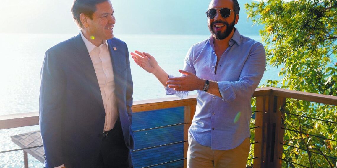 Trump da golpe al poder blando de EU