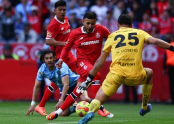 Alexis Vega imita a Messi con un golazo de época en Liga MX