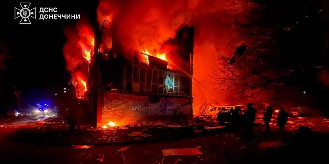 Ataques rusos dejan 20 muertos en Ucrania mientras EU reduce intercambio de inteligencia con Kiev