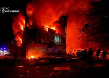 Ataques rusos dejan 20 muertos en Ucrania mientras EU reduce intercambio de inteligencia con Kiev