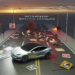 Un hombre embistió con su coche a manifestantes frente a un concesionario de Tesla