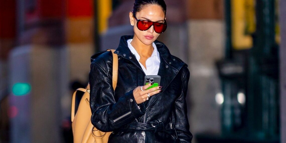 Eiza González luce jeans acampanados al estilo de los 70 con unos botines elegantes en Nueva York