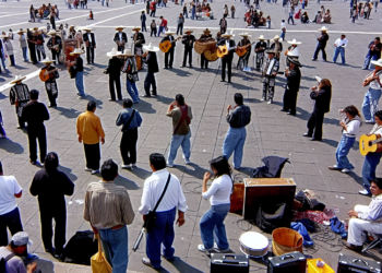 En los años 90, la célebre tonada hechizó al Zócalo capitalino