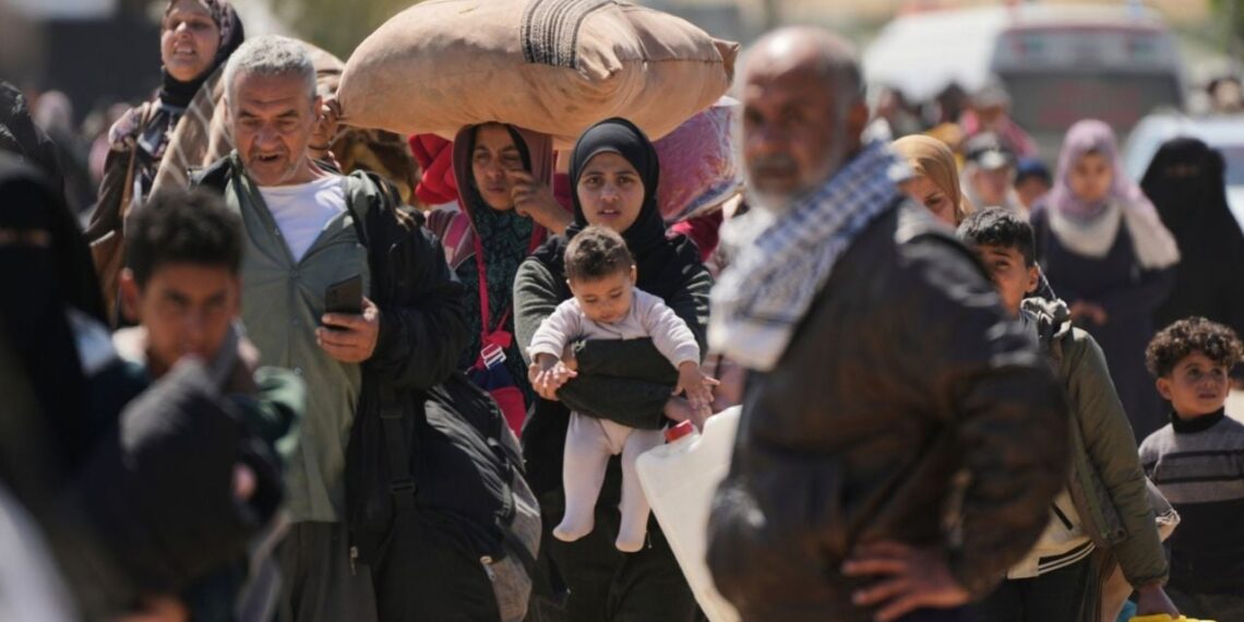 Israel ataca el sur de Gaza y ordena evacuaciones mientras los muertos palestinos pasan de 50 mil