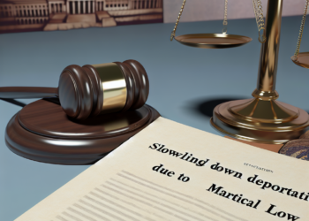 Juez de EU bloquea algunas deportaciones tras demanda por uso "inminente" de ley marcial