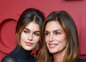 Las zapatillas rejilla de Zara que aprueban Cindy Crawford y su hija