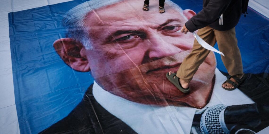 Más de 50 exrehenes piden a Netanyahu el alto el fuego total con Hamás