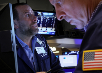 Wall Street retrocede con la atención en los aranceles de Trump; destaca caída de Nvidia