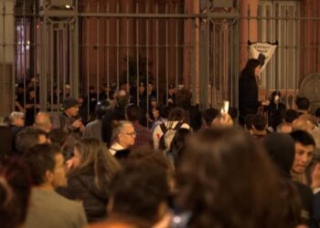 Milei promete cárcel por disturbios, tras protesta de jubilados e hinchas de fútbol