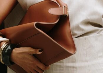 Necesitas un brazalete para elevar todos tus looks de entretiempo